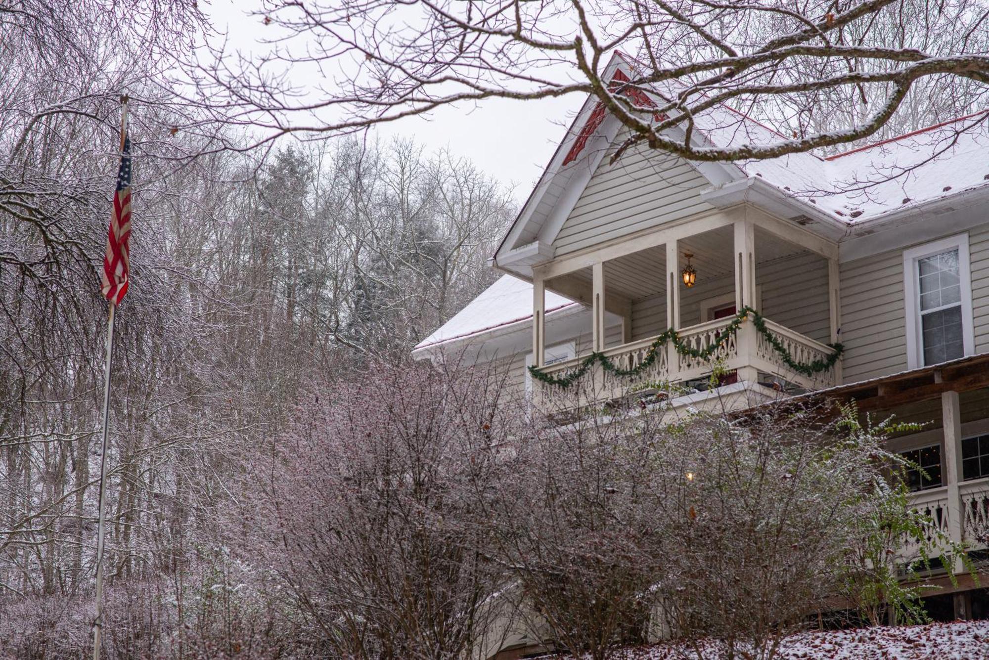 Moore House Inn & Cabins Marlinton Exterior photo