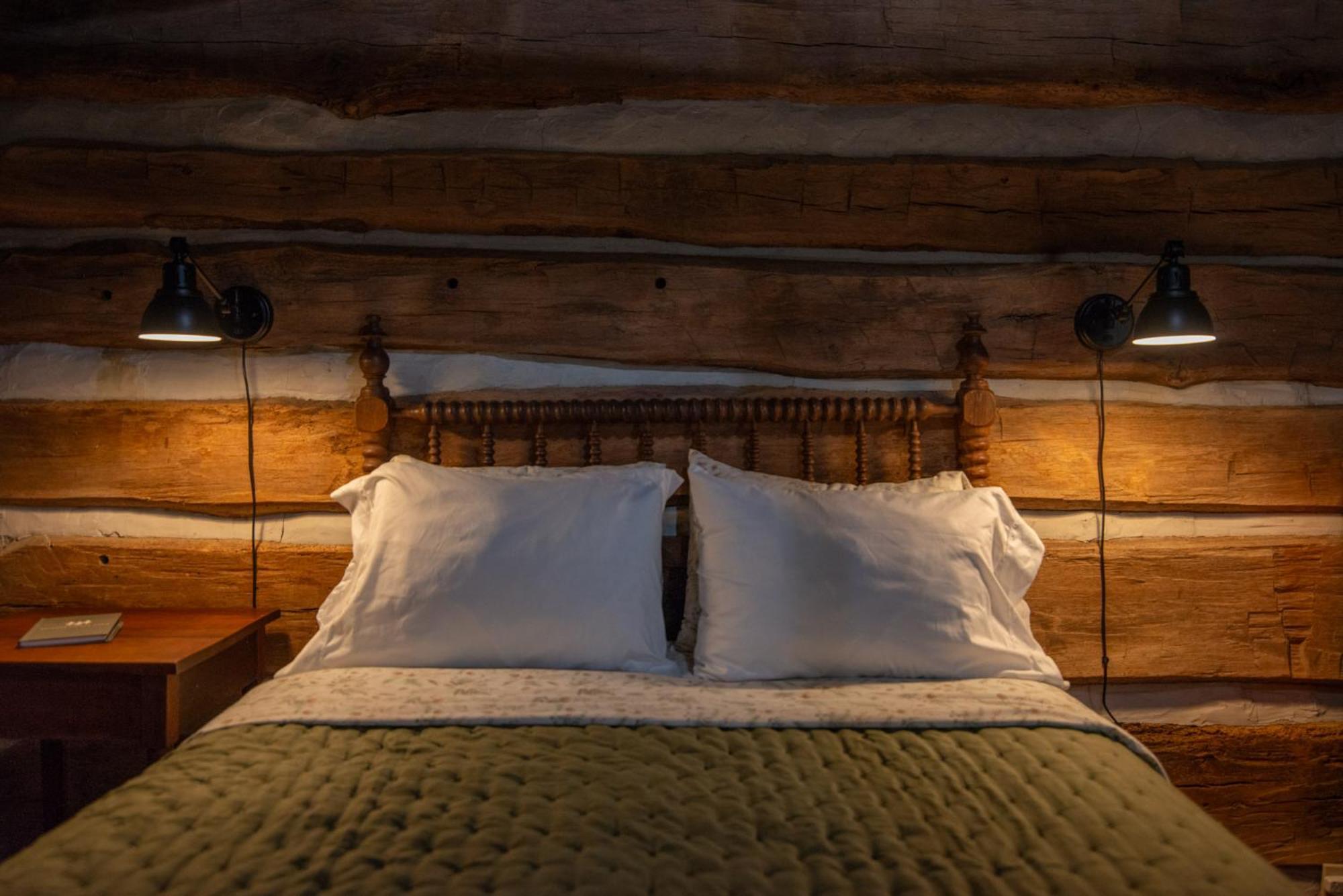 Moore House Inn & Cabins Marlinton Room photo
