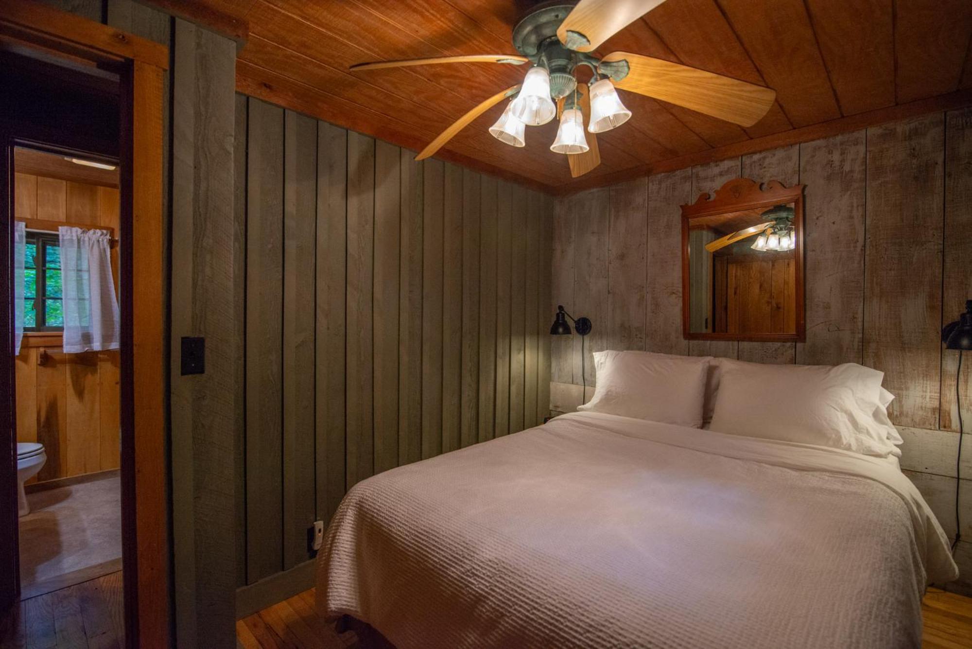 Moore House Inn & Cabins Marlinton Room photo