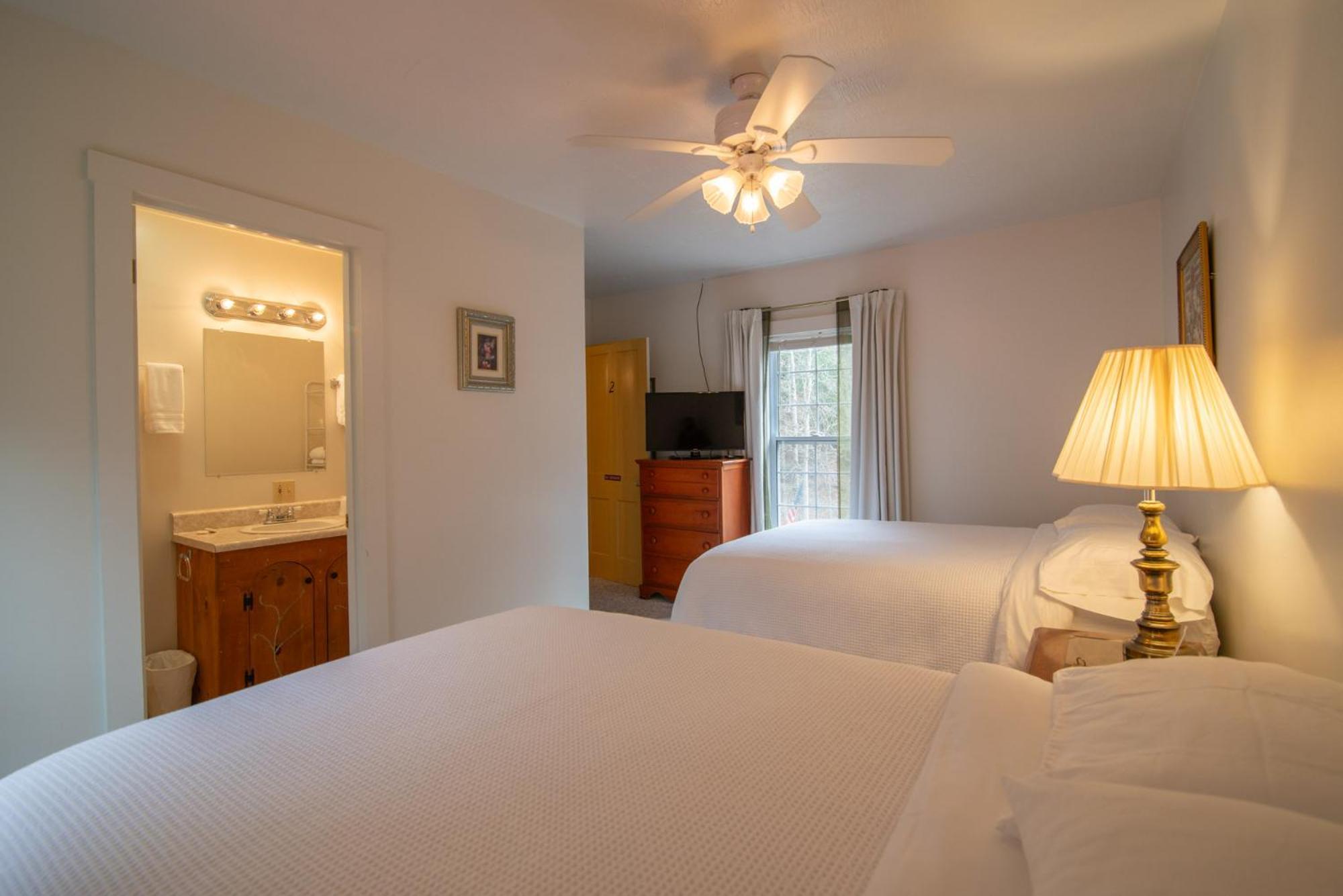 Moore House Inn & Cabins Marlinton Room photo