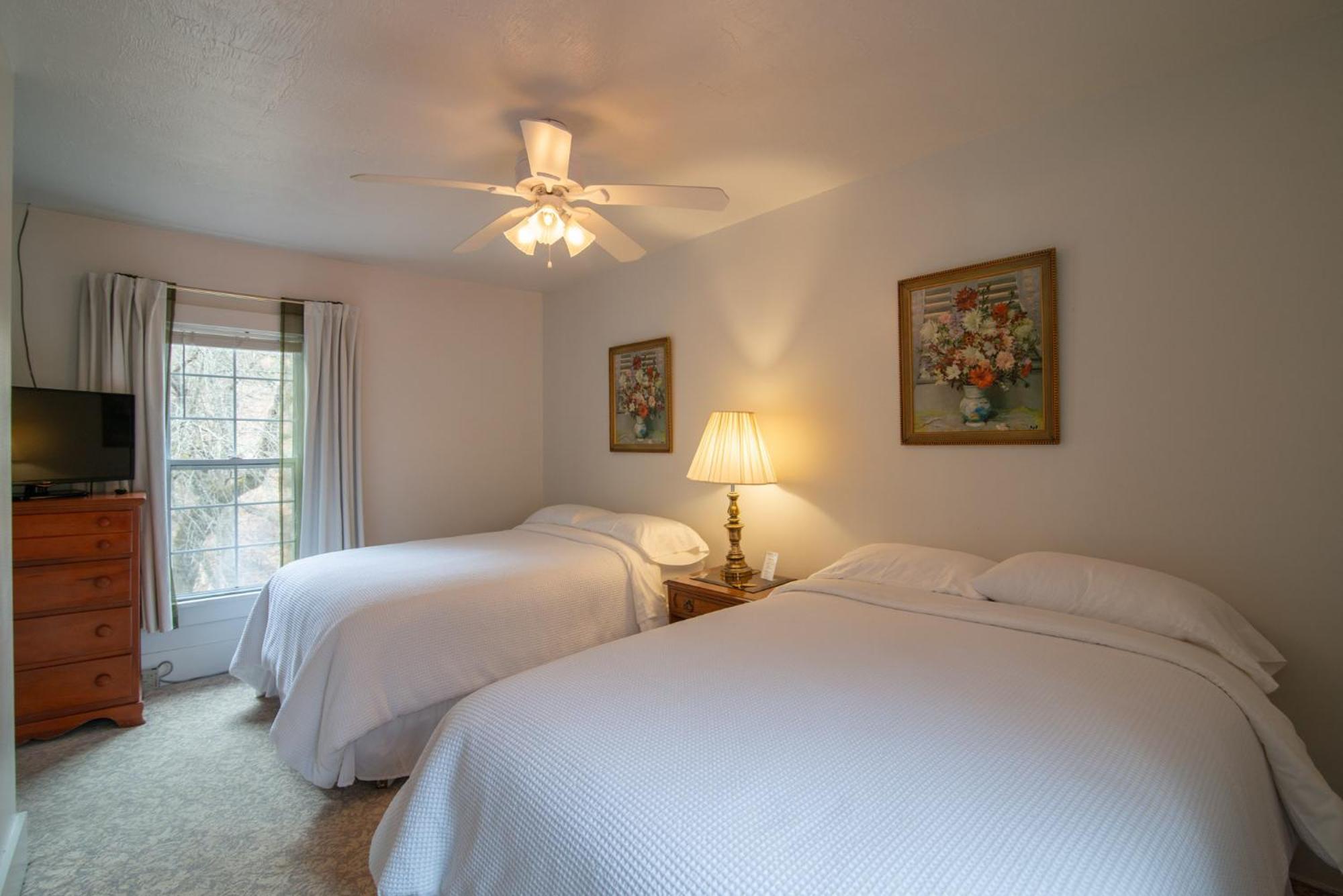 Moore House Inn & Cabins Marlinton Room photo