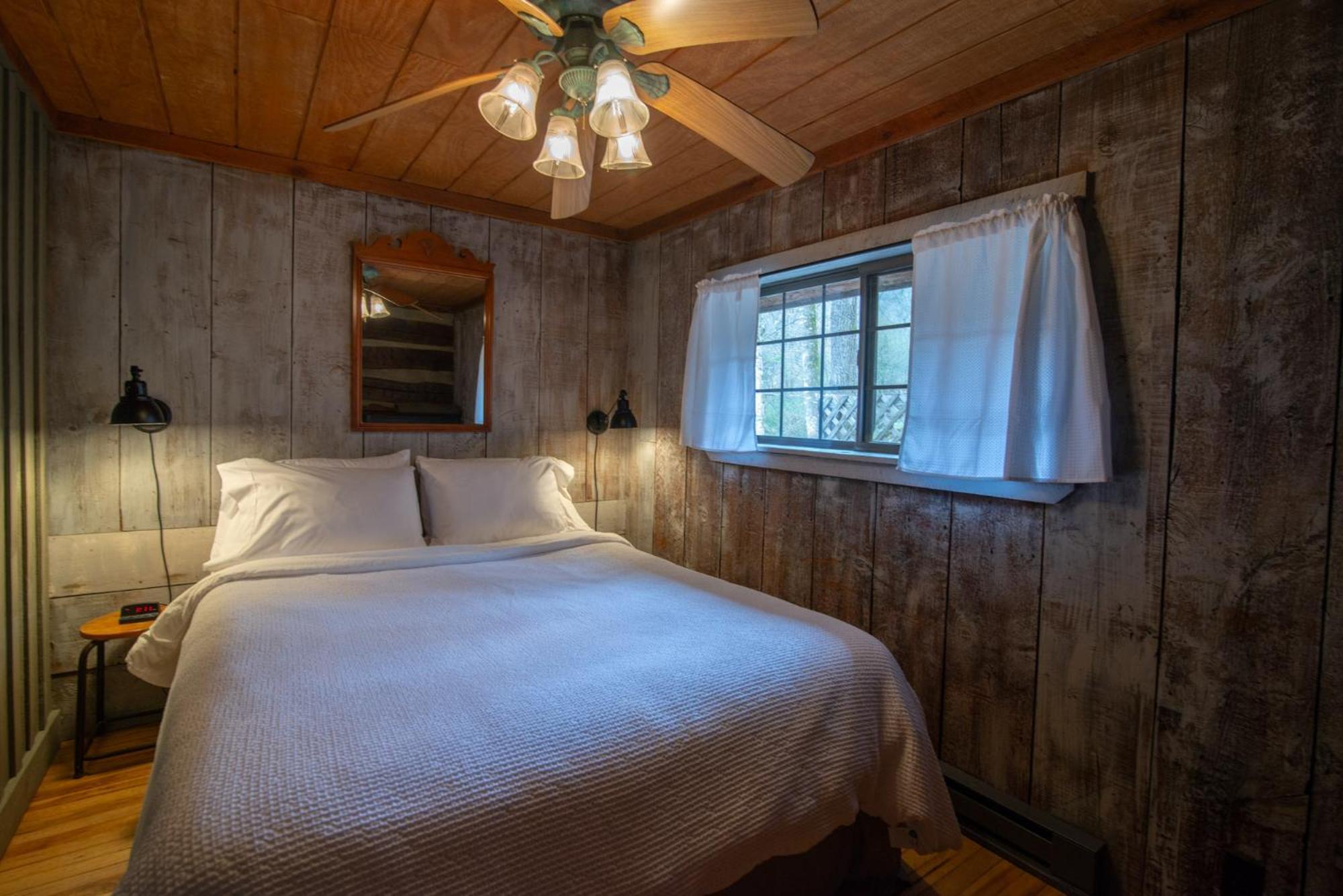 Moore House Inn & Cabins Marlinton Room photo